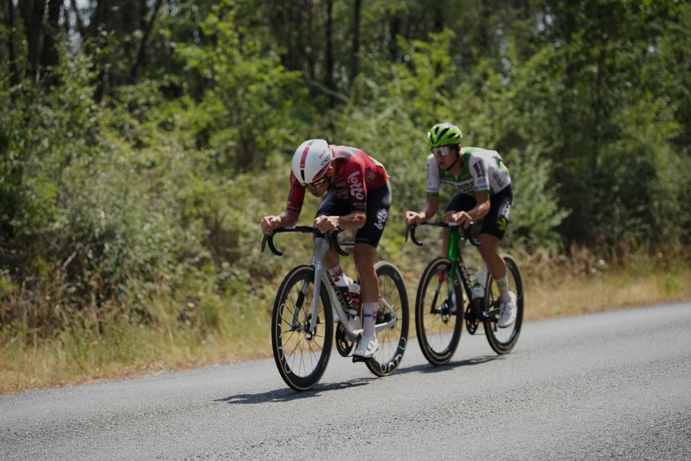 Český cyklista Jakub Otruba (vpravo) a Francúz Baptiste Veistroffer počas 7. etapy Tour de France 2026.