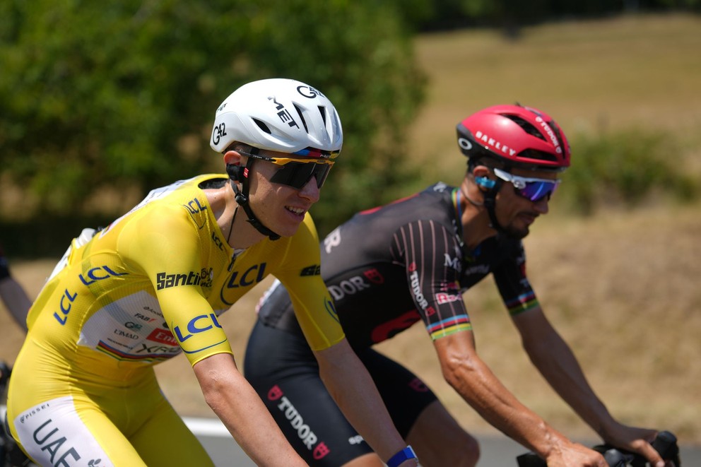 Tadej Pogačar (vľavo) a Julian Alaphilippe počas 8. etapy Tour de France 2026.
