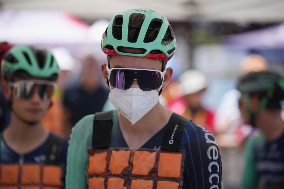Francúzsky cyklista Paul Seixas s respirátorom a chladiacou vestou pred štartom 9. etapy Tour de France.