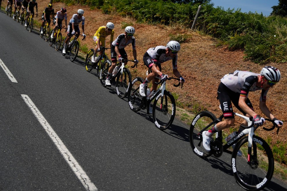 Tím UAE Emirates na čele pelotónu v 9. etape Tour de France 2026. 