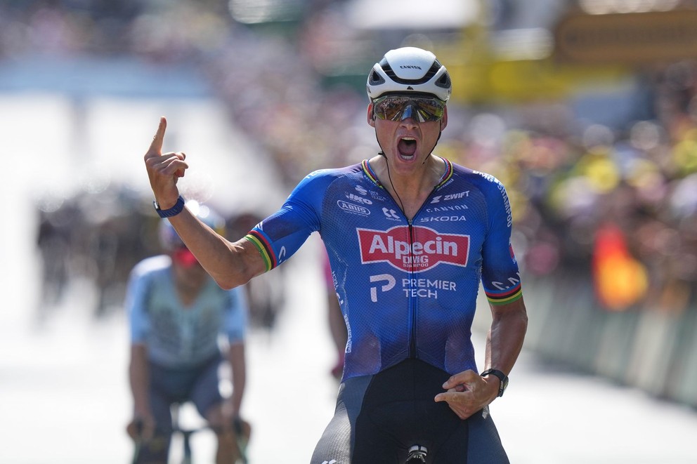 Mathieu van der Poel oslavuje výhru v 9. etape Tour de France 2026.