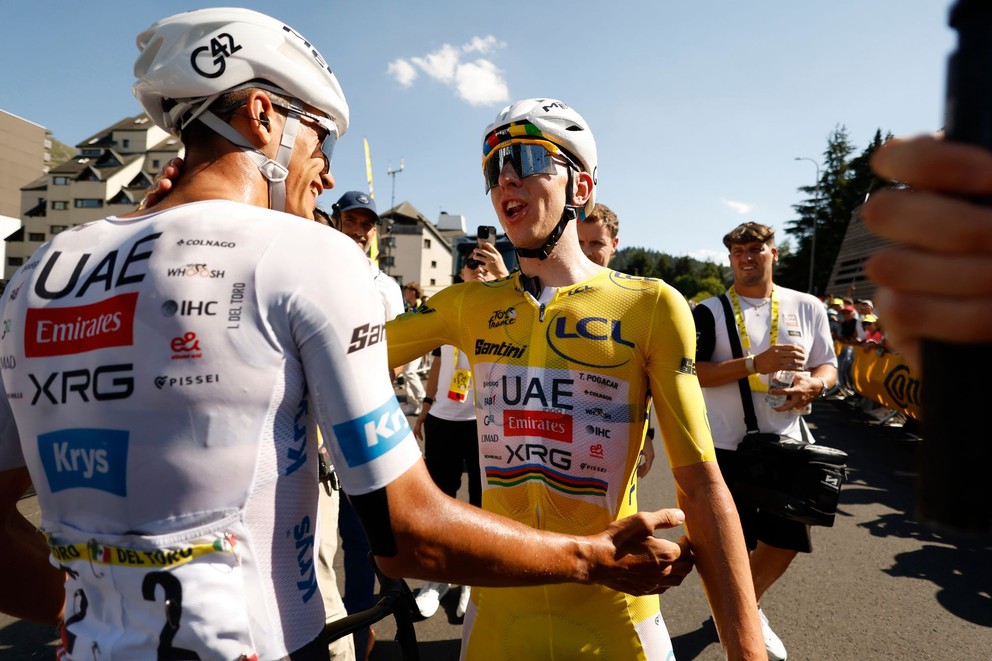 Tímoví kolegovia Tadej Pogačar (v žltom) a Isaac Del Toro počas Tour de France 2026.