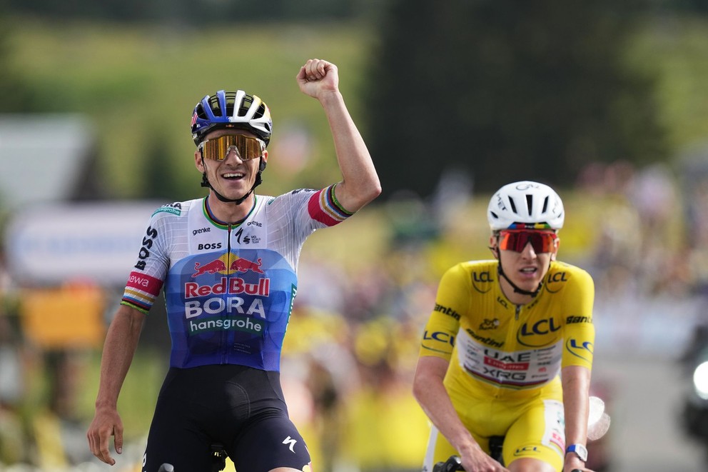 Remco Evenepoel (vľavo) zdolal Tadeja Pogačara v závere 15. etapy Tour de France 2026.