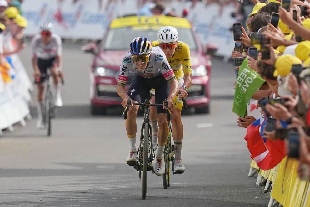 Remco Evenepoel (vpredu) špurtuje do cieľa pred Slovincom Tadejom Pogačarom.