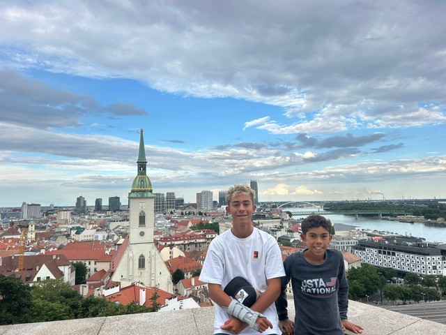 Bratia Jordan a Noah. Mladý tenista trávi v Bratislave veľa času.