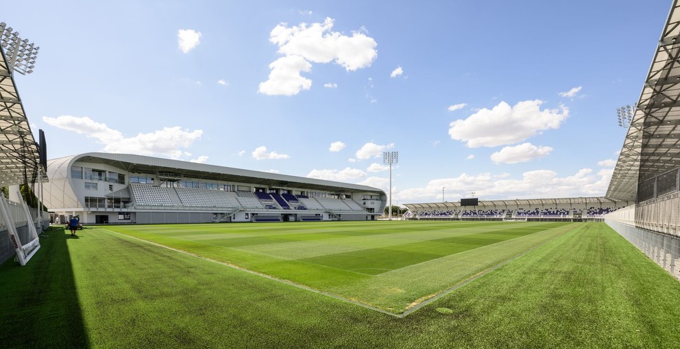 Na snímke zrekonštruovaný futbalový štadión Komárňanského futbalového klubu (KFC Komárno) pred štartom novej sezóny Niké ligy.