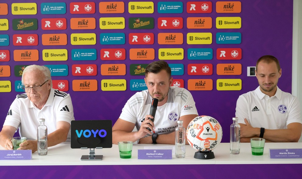 Na snímke zľava prezident klubu Juraj Baráth, hlavný tréner Norbert Czibor a kapitán Martin Šimko počas tlačovej konferencie KFC Komárno.