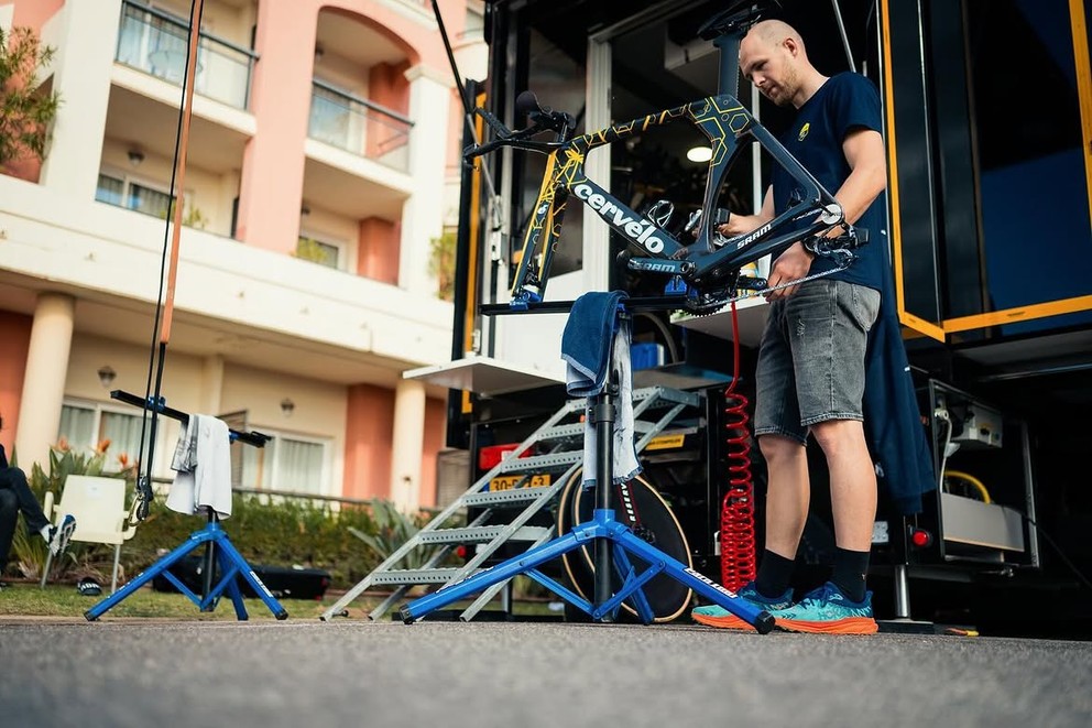 Slovenský mechanik tímu Visma-Lease a Bike Tomáš Person.