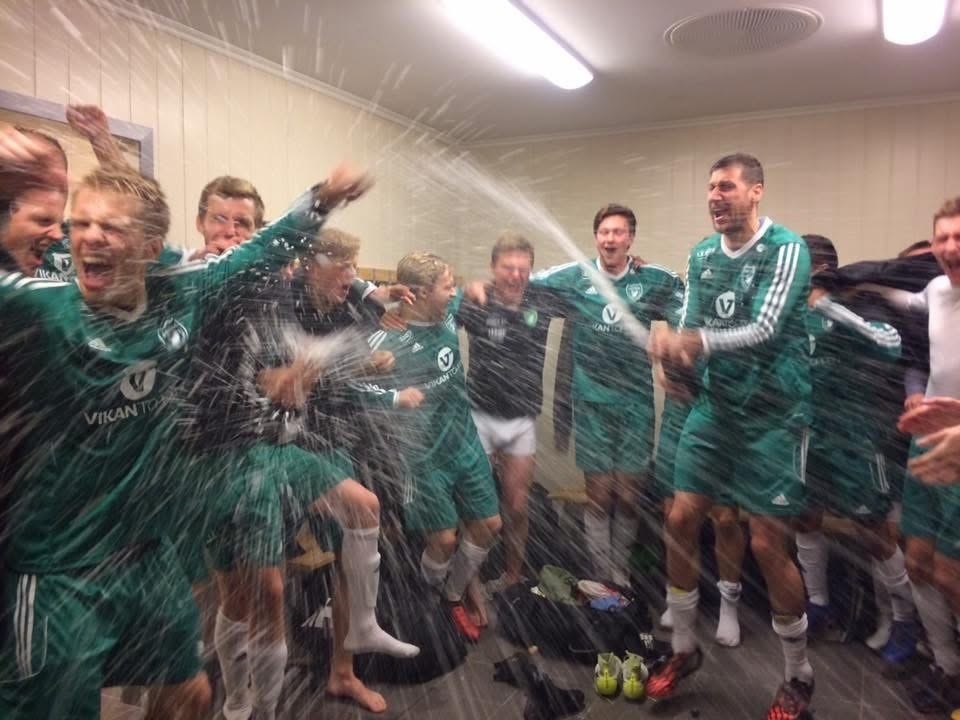 Matúš Pekár oslavuje postup s FK Hitra.