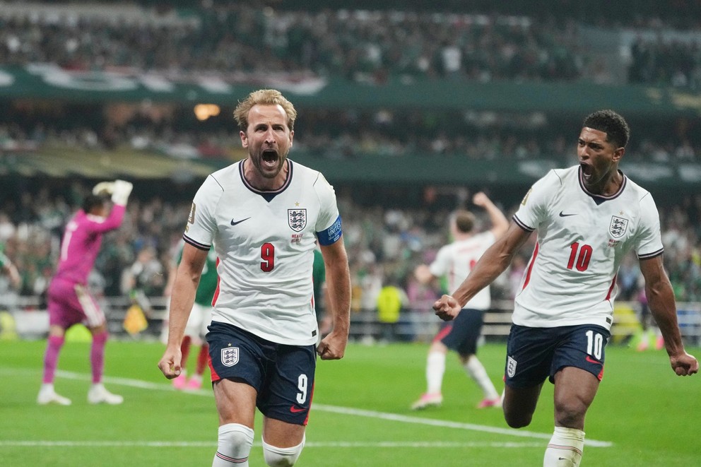  Anglický futbalista Harry Kane sa teší zo svojho gólu z penalty so spoluhráčom Judeom Bellinghamom.