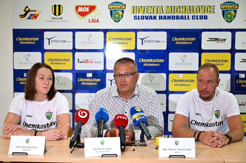 Na snímke zľava kapitánka klubu Iuventa Michalovce Iryna Kompanijecová, prezident klubu Iuventa Michalovce Patrik Sabov a tréner klubu Iuventa Michalovce Maroš Vikartovský počas tlačovej konferencie klubu.
