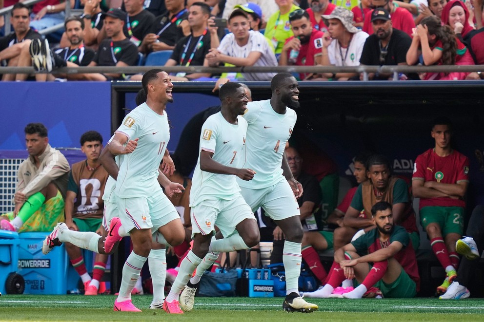 Zľava William Saliba, Ousmane Dembélé a Dayot Upamecano sa tešia z gólu.