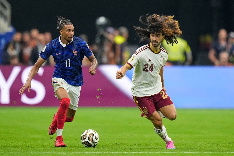 Michael Olise (11) a Marc Cucurella (24).