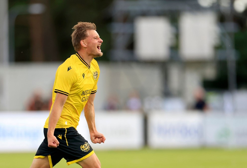 Hráč Mjällby Aski Samuelsen oslavuje po tom, ako strelil gól.