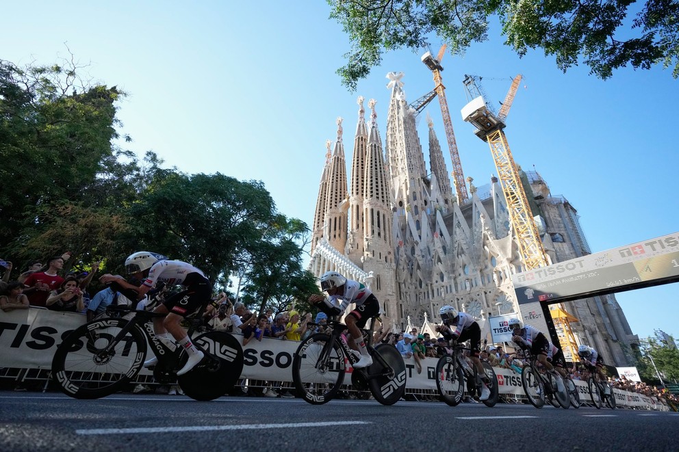 Tím UAE Emirates XRG na trase tímovej časovky počas 1. etapy Tour de France 2026. 
