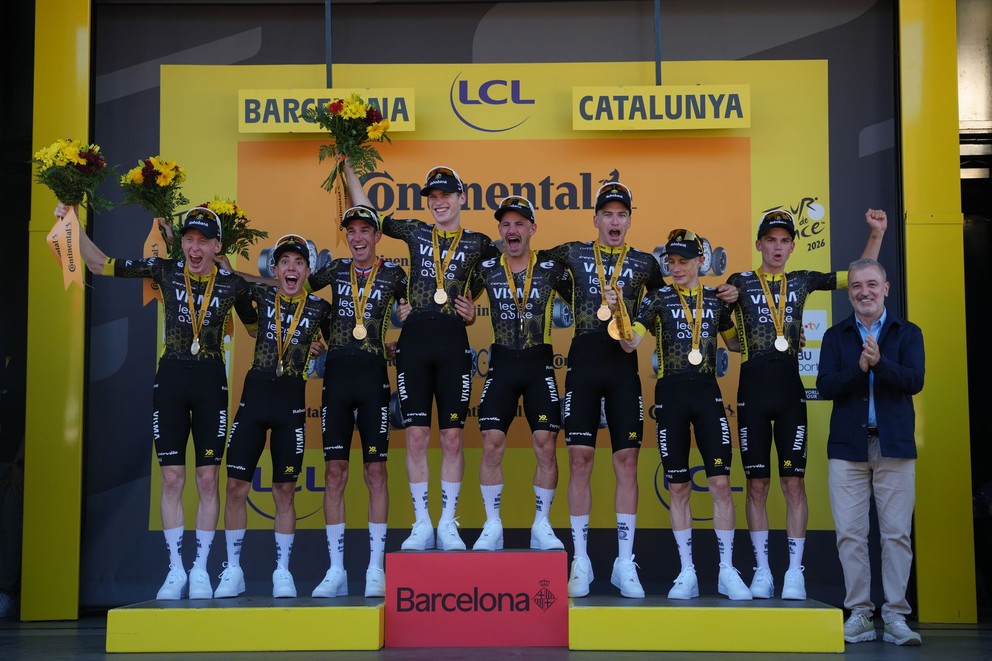 Cyklisti tímu Visma-Lease a Bike po triumfe v tímovej časovke na Tour de France 2026.