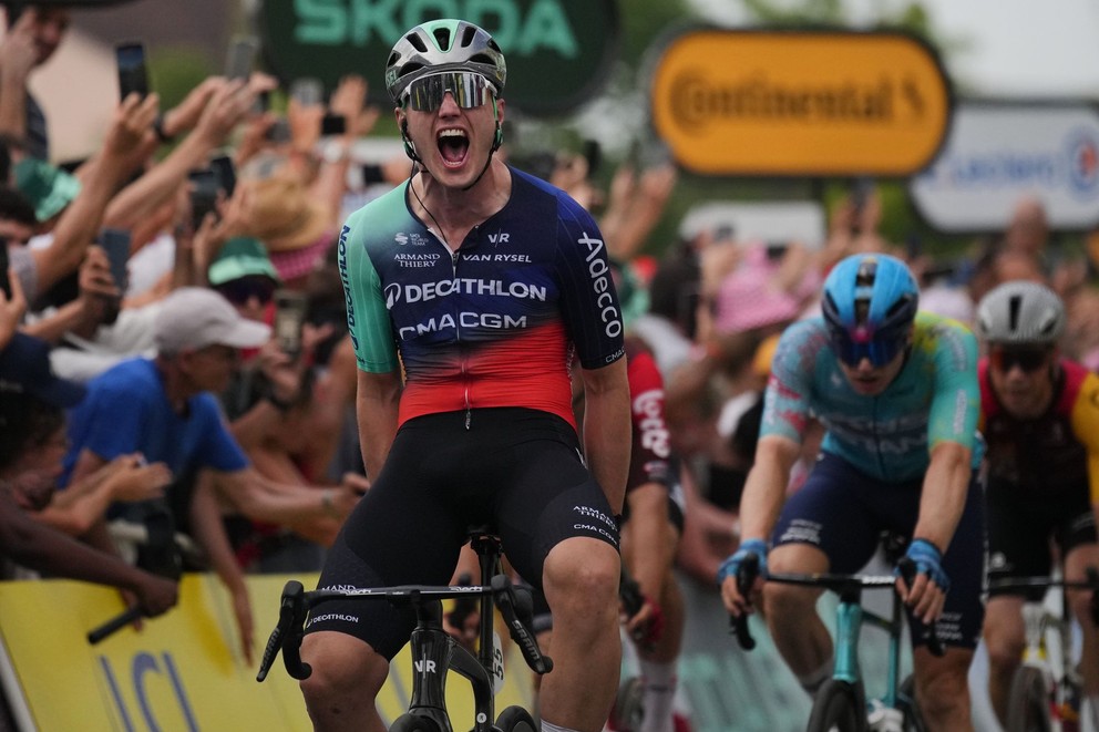 Holandský cyklista Olav Kooij oslavuje v cieli po jeho víťazstve 5. etapy na Tour de France 2026.
