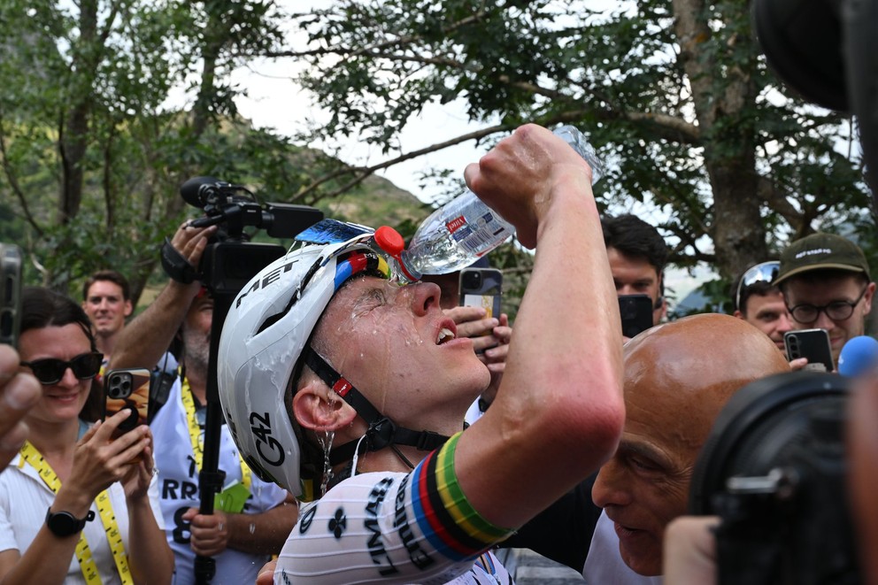 Tadej Pogačar sa ochladzuje po konci 6. etapy Tour de France 2026. 