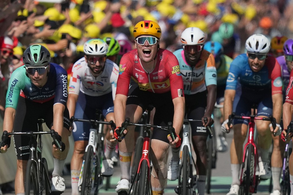 Nórsky cyklista Sören Waerenskjold sa teší z víťazstva v 11. etape Tour de France 2026.