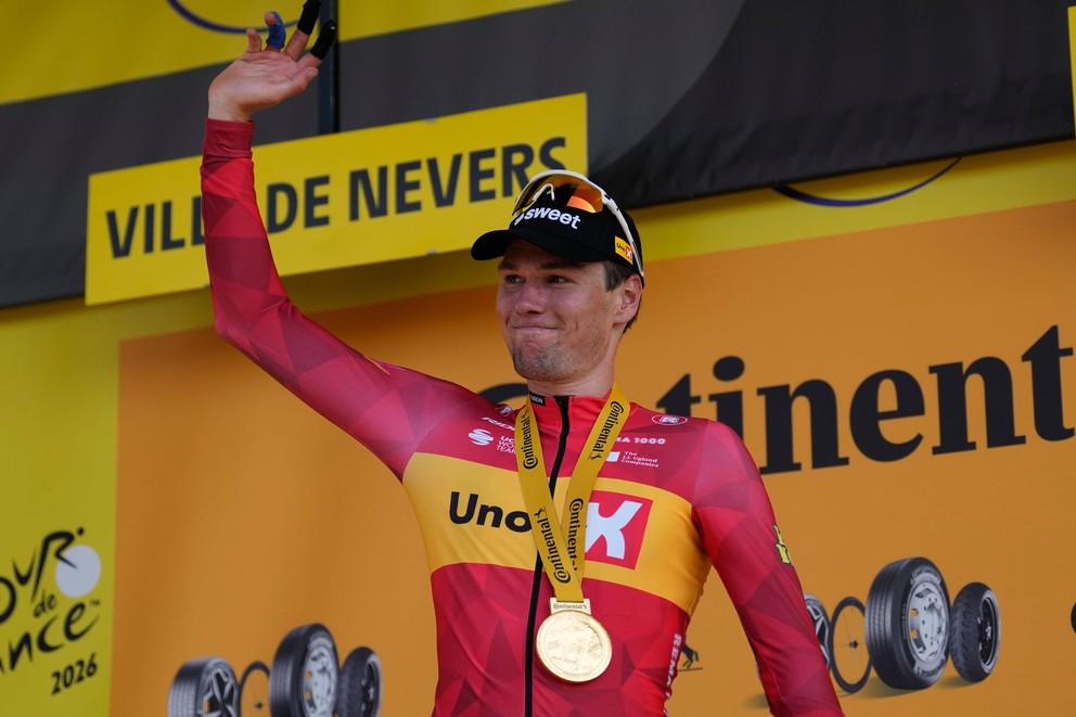 Nórsky cyklista Sören Waerenskjold oslavuje na pódiu po víťazstve v jedenástej etape cyklistických pretekov Tour de France.
