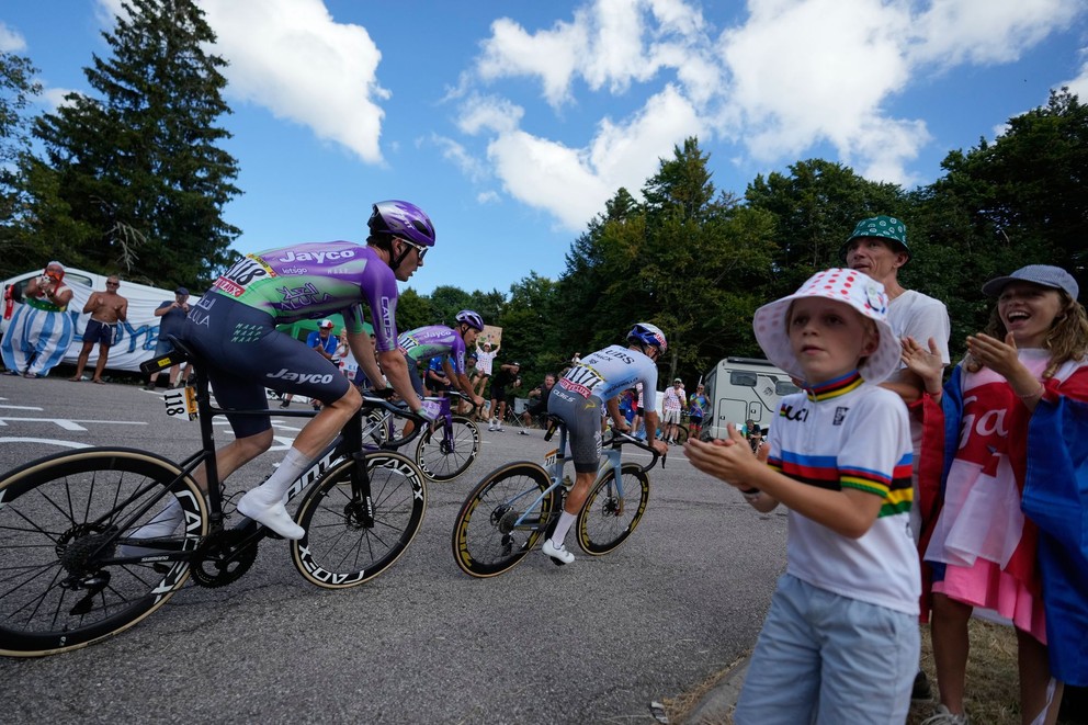 Zľava Mauro Schmid, Luke Plapp a Tom Pidcock počas 13. etapy Tour de France 2026.