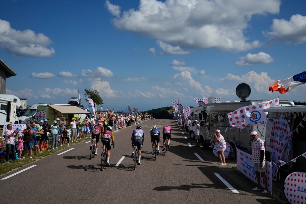 Cyklisti v úniku počas Tour de France 2026.