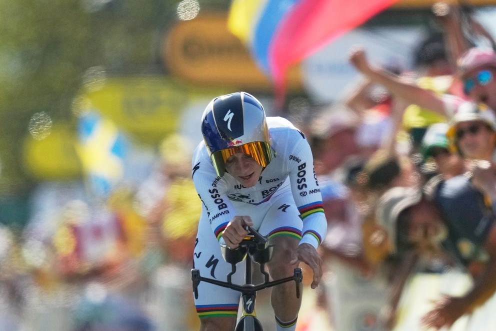 Remco Evenepoel prichádza do cieľa počas 16. etapy cyklistických pretekov Tour de France 2026. 