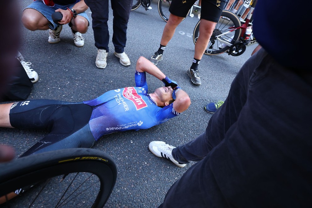 Dojatý Jasper Philipsen v cieli 17. etapy Tour de France 2026.