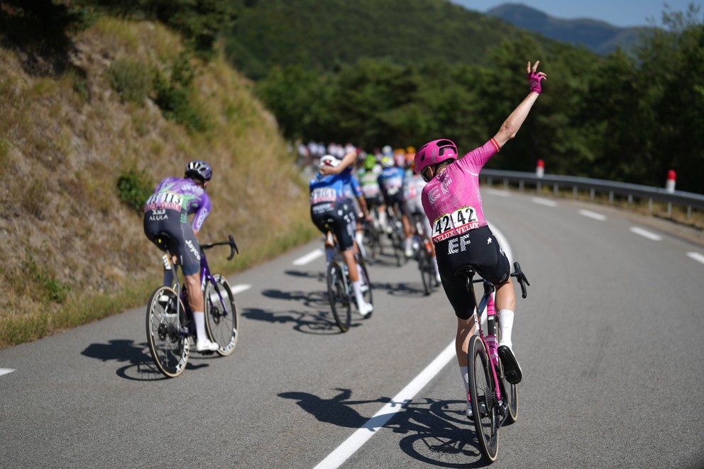 Dánsky cyklista Kasper Asgreen volá po asistencii počas 18. etapy cyklistických pretekov Tour de France na trati Voiron – Orcières-Merlette, dlhej 185,2 km vo francúzskom meste Voiron 23. júla 2026.