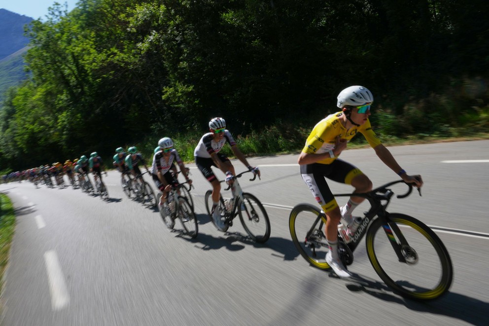 Tadej Pogačar v pelotóne počas 18. etapy Tour de France.