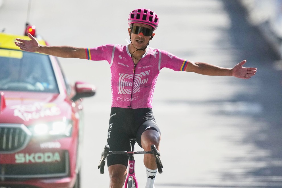 Richard Carapaz prichádza do cieľa 18. etapy Tour de France 2026 na prvom mieste.