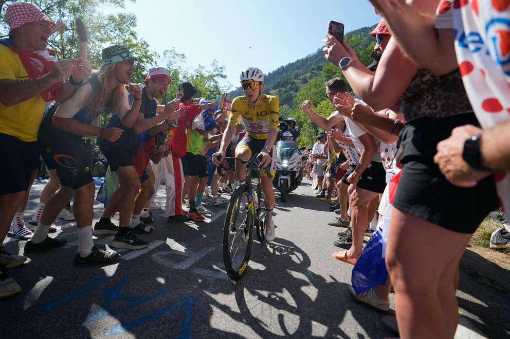 Slovinský cyklista Tadej Pogačar počas stúpania Alpe d'Huez na Tour de France 2026.
