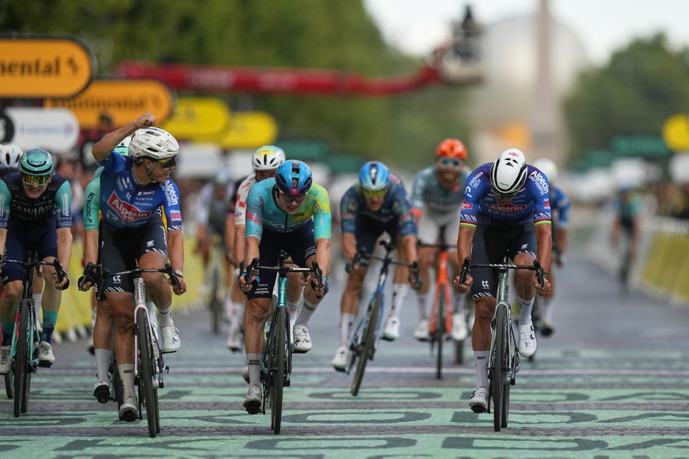 Mathieu van der Poel (vpravo) v závere 21. etapy na Tour de France 2026.