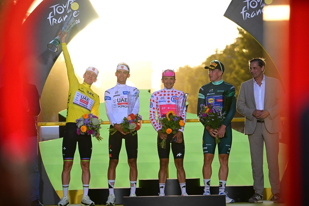 Tadej Pogačar (žltý dres), Isaac Del Toro (biely), Richard Carapaz (bodkovaný) a Mads Pedersen (zelený) na pódiu v Paríži po skončení Tour de France 2026.