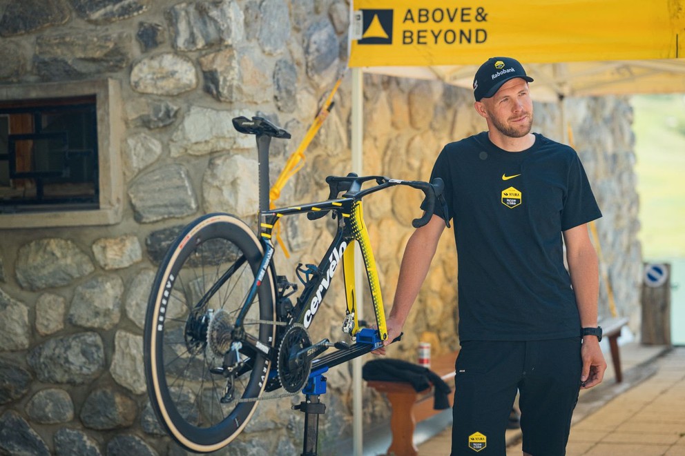Slovenský mechanik tímu Visma-Lease a Bike Tomáš Person.
