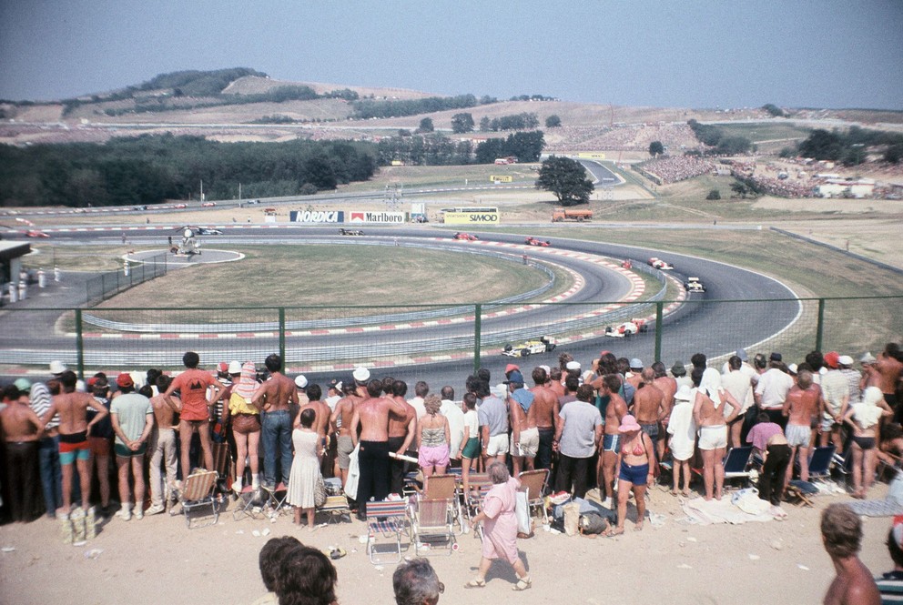 Výhľad na trať na začiatku cieľovej rovinky počas Veľkej ceny Maďarska v roku 1986. 