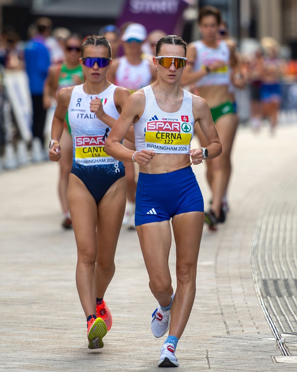 Hana Černá počas chodeckého polmaratónu na ME v atletike 2026.
