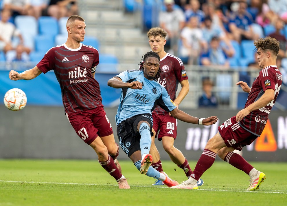 Na snímke uprostred Manasse Kianga (Slovan).