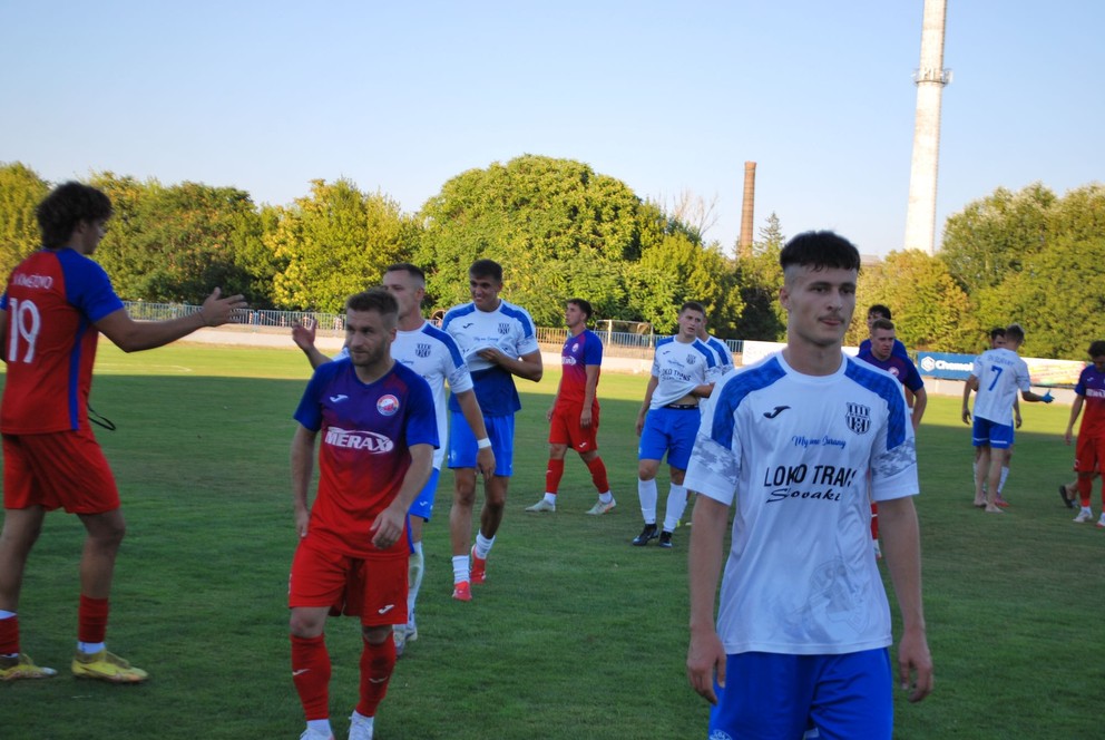 Kmeťovčan Martin Blaho (v červenom v strede) odviedol na ľavej strane tradične poctivý výkon.