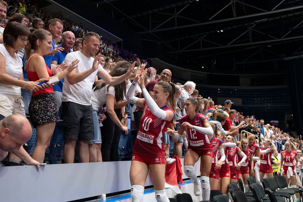 Slovenské volejbalistky sa zdravia sa fanúšikmi po zápase s Talianskom na ME 2019.