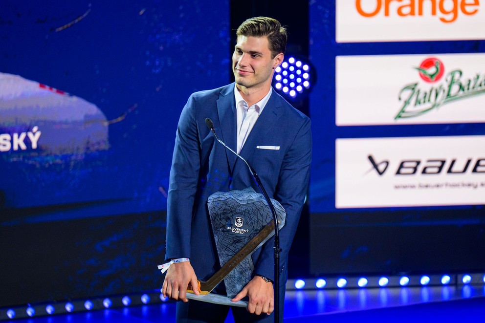 Juraj Slafkovský si preberá cenu pre víťaza ankety najlepší hokejista roka počas slávnostného galavečera Hokejista roka 2026.