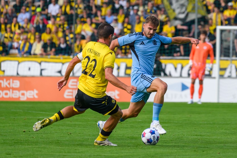 Na snímke zľava Jesper Gustavsson (Mjällby) a Peter Pokorný (Slovan) počas prvého zápasu 3. predkola Ligy majstrov Mjällby AIF - ŠK Slovan Bratislava.