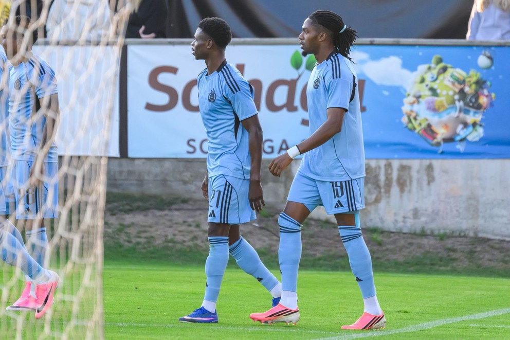 Suleiman Camara Sanneh a Manasse Kianga sa tešia z gólu počas prvého zápasu 3. predkola Ligy majstrov Mjällby AIF - ŠK Slovan Bratislava.