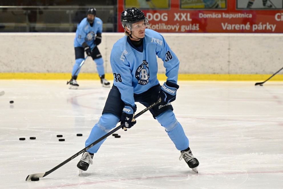 Na snímke nová posila hokejového tímu HC Slovan Bratislava Ryder Korczak korčuľuje na ľade na tréningu počas štartu prípravy na novú sezónu na Zimnom štadióne Ondreja Nepelu v Bratislave.