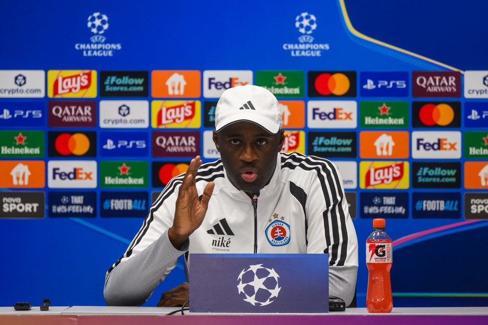 Na snímke tréner ŠK Slovan Yaya Touré počas tlačovej konferencie ŠK Slovan Bratislava pred prvým zápasom play off ligovej fázy Ligy majstrov s NK Celje.