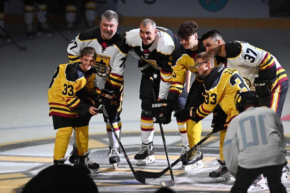 Zľava Ray Bourque, Zdeno Chára a Patrice Bergeron počas čestného buly rozlúčkového zápasu.