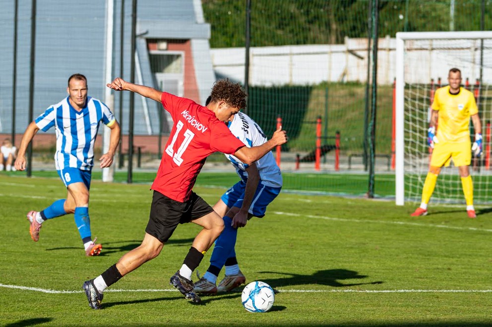 Obrancov FC Nitra Patrika Šurnovského a Lukáša Štetinu (8) vytrvalo zamestnával 18-ročný Tomáš Orolín (11).