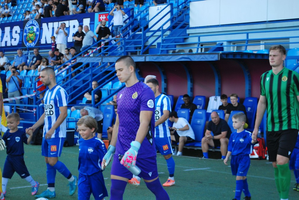 Futbalisti FC Nitra a Baník Prievidza nastupujú na zápas III. ligy Západ.