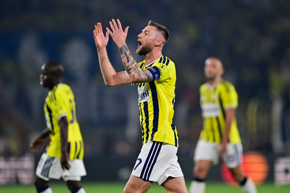 Slovenský hráč Fenerbahce Milan Škriniar reaguje v prvom zápase play off Ligy majstrov Fenerbahce Istanbul – Olympique Lyon.