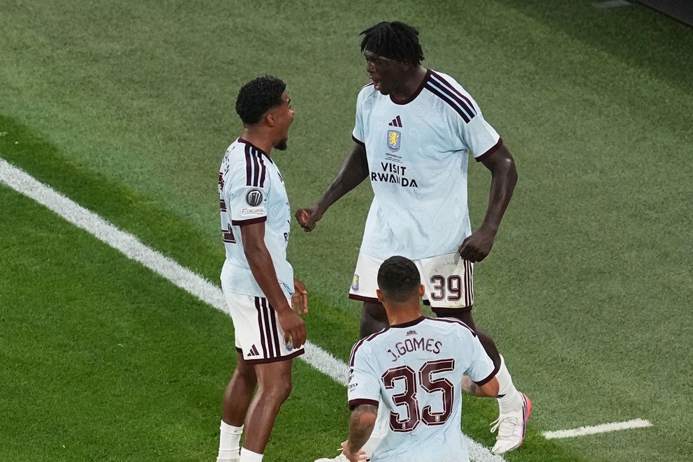 Brian Madjo (uprostred) sa teší z vyrovnávajúceho gólu na 1:1 počas finálového duelu Superpohára UEFA.